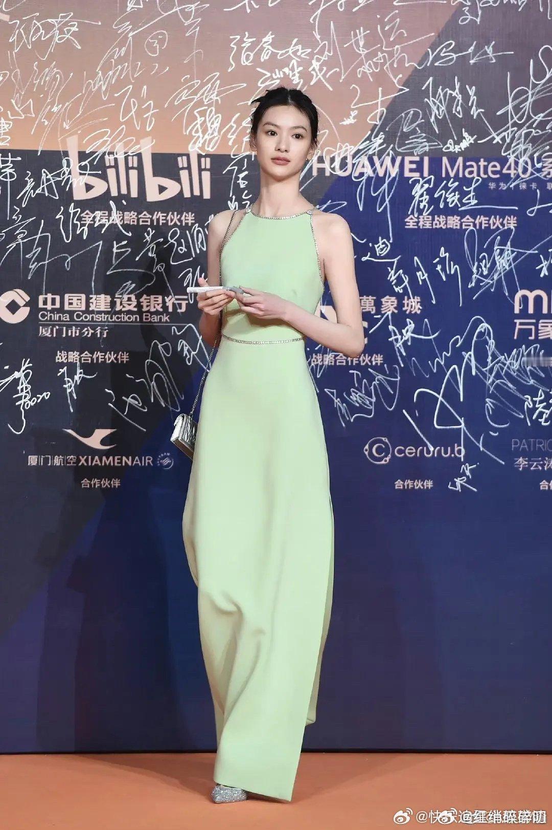国内女星里穿这个牌子唯一好看且每次都很出彩的，唯有邱天！但是她现在好像没跟这个牌