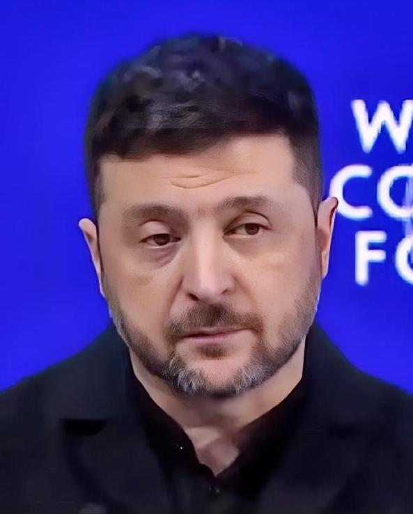 泽连斯基也是太累了，一副睡眼朦胧的样子，这段时间泽连斯基不仅要应对来自俄罗斯的战