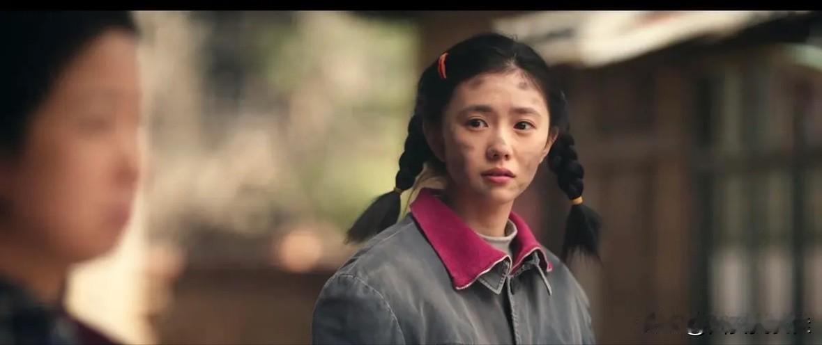 刘浩存脸上抹上灰看着有那么些违和感！
没有小演员看着自然，小演员一看就是穷苦人家