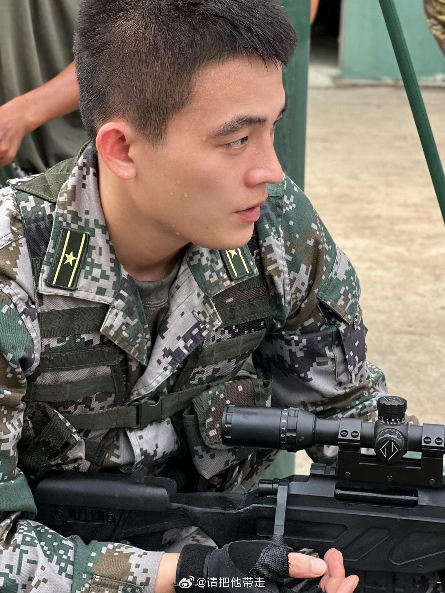 欧豪兵自风中来一滴泪镜头 这段最扎心的就是所有人都在憋——兵们憋着不喊，郭子剑憋