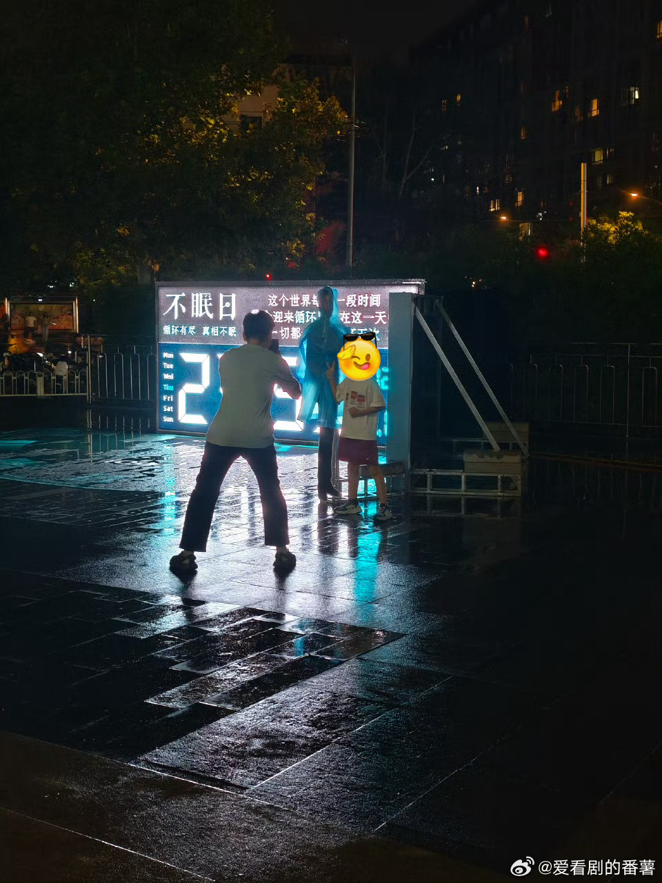 起猛了以为是白敬亭在淋雨白敬亭的立牌都穿雨衣，潮男也要防“潮”！这种“潮男防潮”