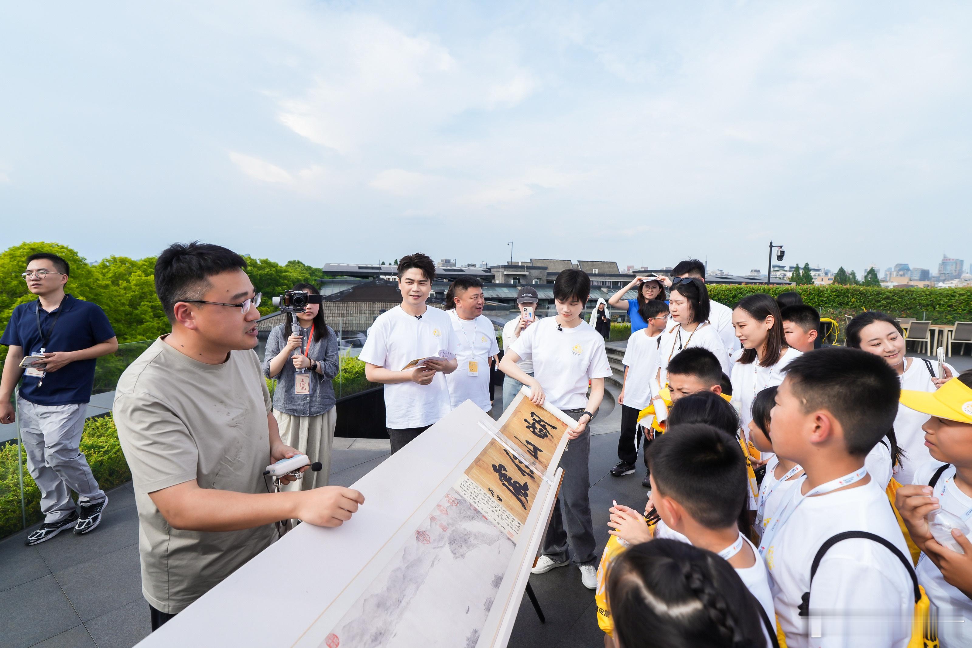 李宇春带着一群孩子来杭州 由“玉米爱心基金”主办的2025“黄房子——美学启蒙公
