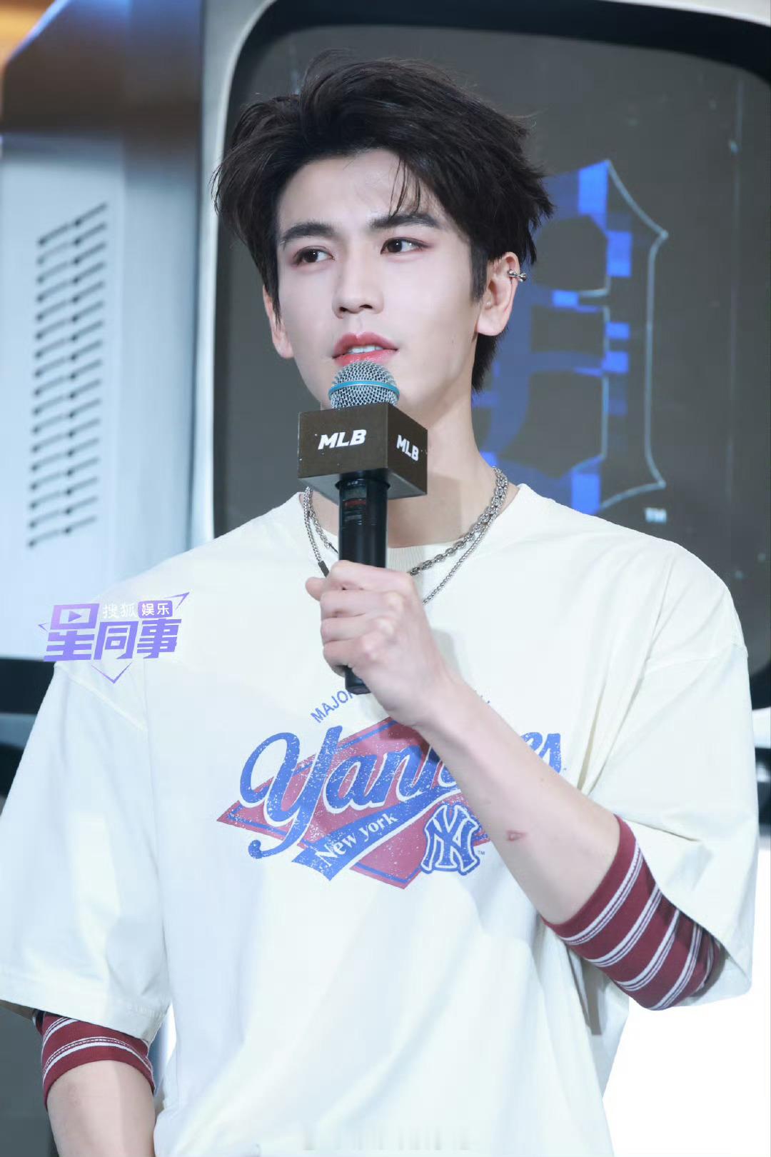 张凌赫青春男友风张凌赫杭州活动状态好牛的面部折叠度！！ ​​​
