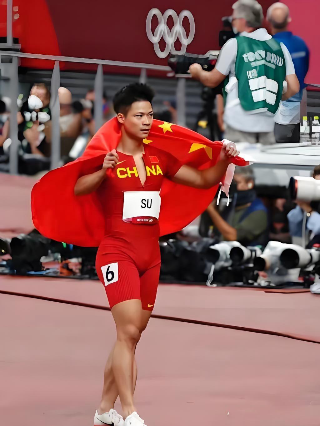 苏炳添心里有多难受，苏炳添脚就有多疼。

每次比赛下来，他都把抽筋的双腿硬撑成直