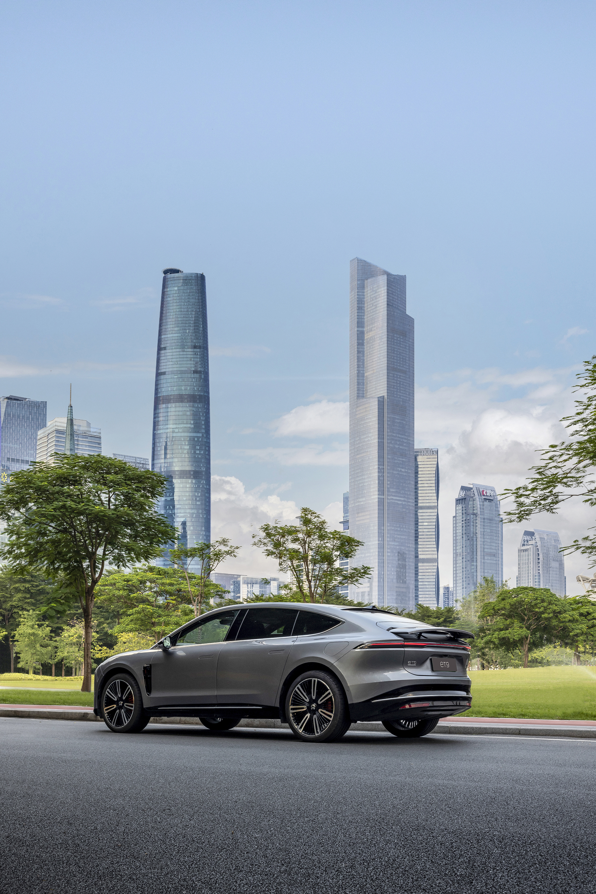 这轮明月，是ET9智慧大灯的一次温柔演示。每条回家路都是团圆路，蔚来ET9智慧照