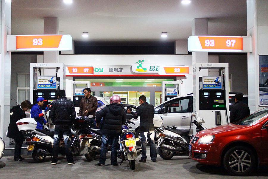 国际油价飙升冲击中国，多产业遇困风险凸显，普通人该如何应对。

随着中东局势紧张