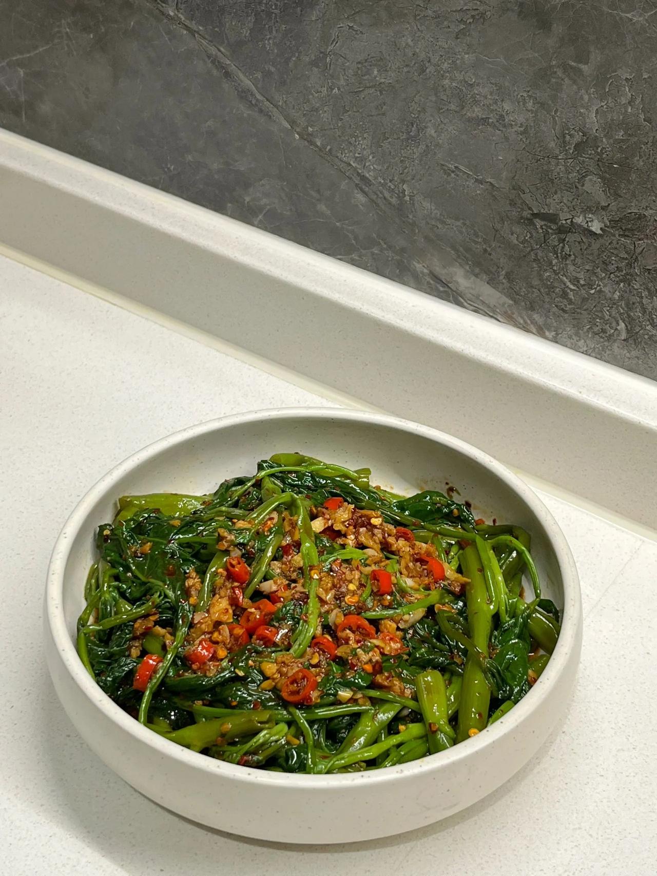 酸辣爽口的凉拌空心菜（附教程）
空心菜凉拌来也超级好吃 酸辣爽口又脆脆的
1、碗