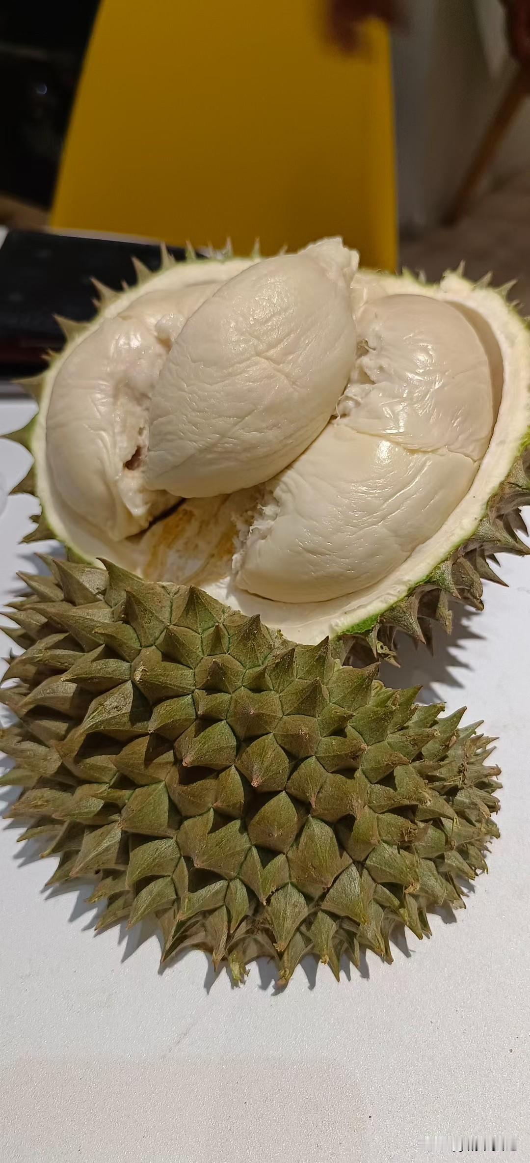 朋友在马来西亚带过来的白玉榴莲，比本地产量都少，比猫山王还要好吃的。