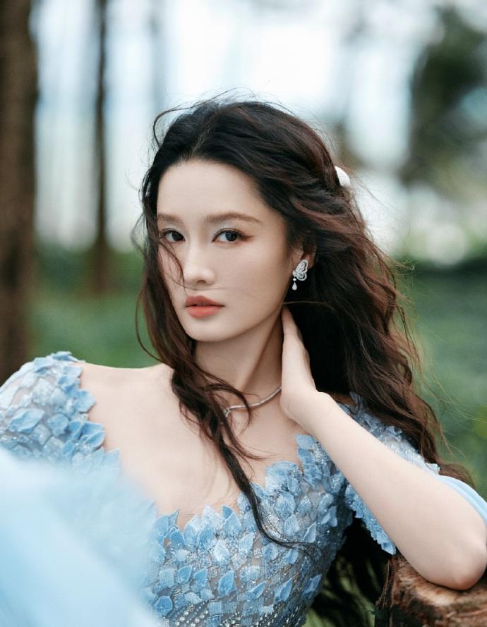 今天李沁在出席时尚活动的时候搭配了一身蓝色的裙子，看起来像个漂亮的精灵仙子。
