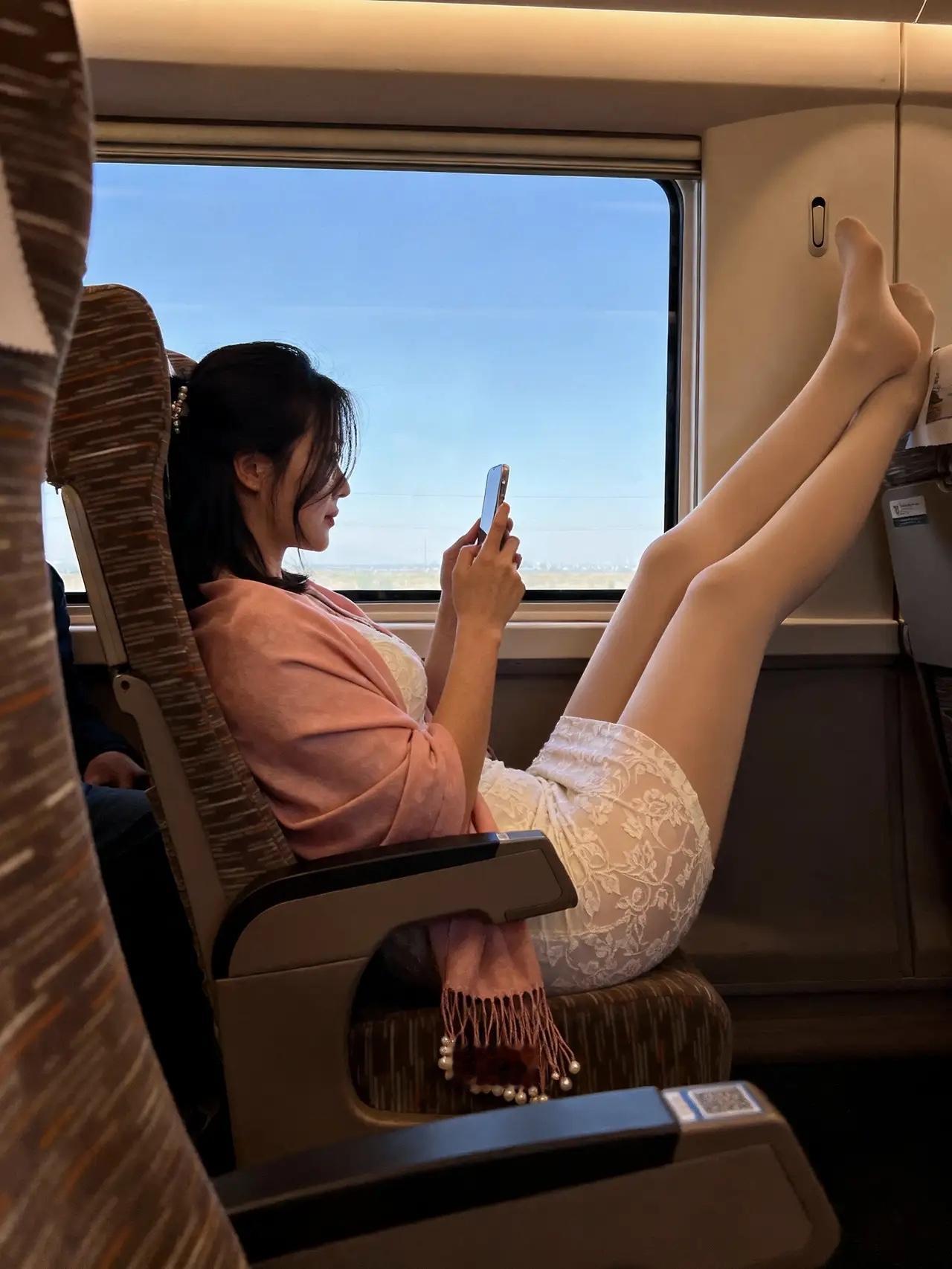 分享你手机里的最美随手拍这是我遇到在火车上的惊鸿一瞥[送自己一朵花]