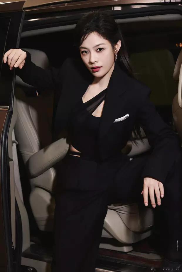 陈丽君化身冷酷御姐，又美又飒。 ​​​