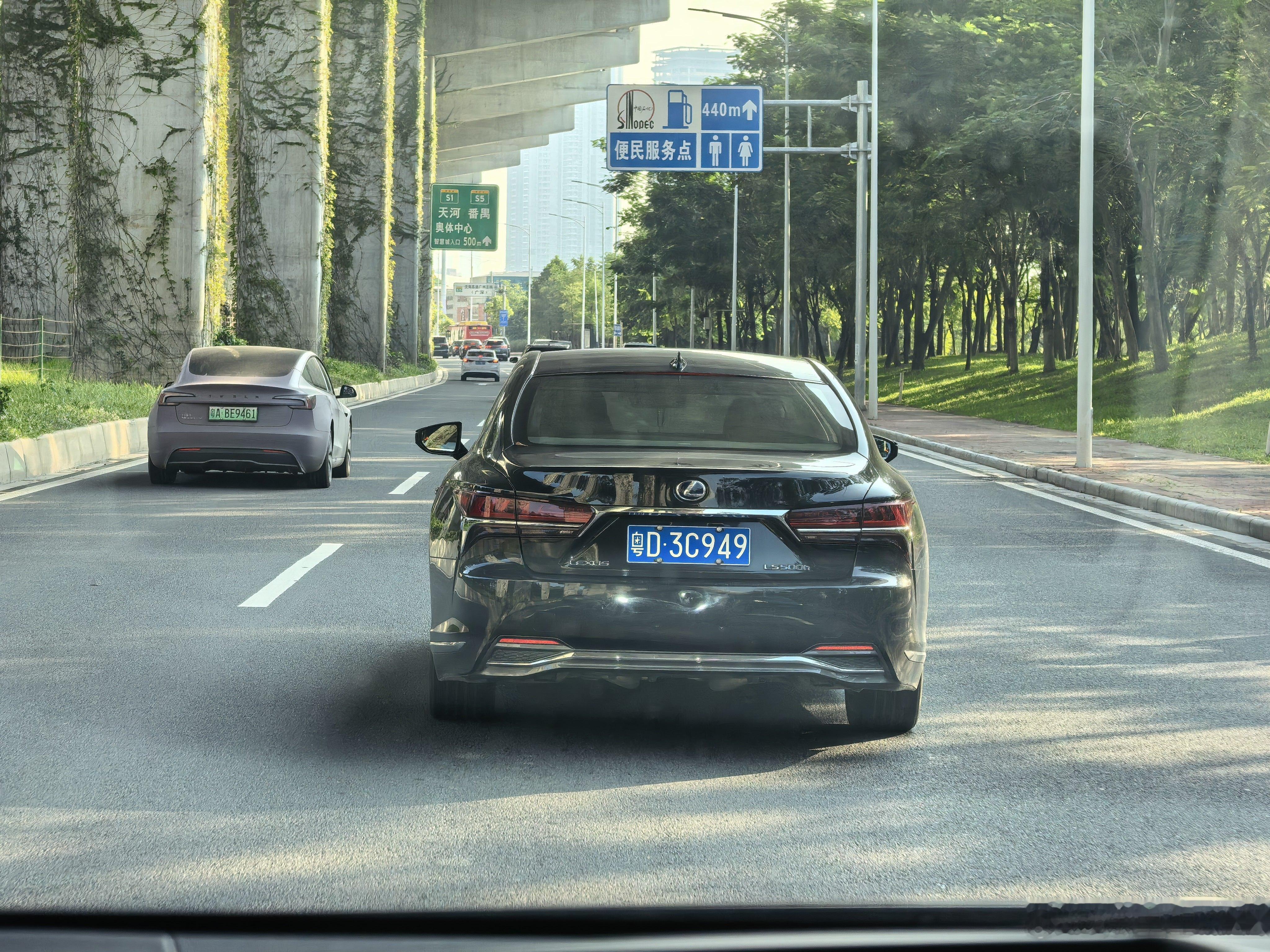 在广东，雷克萨斯LS的能见度真高。一天能见好几台… ​​​