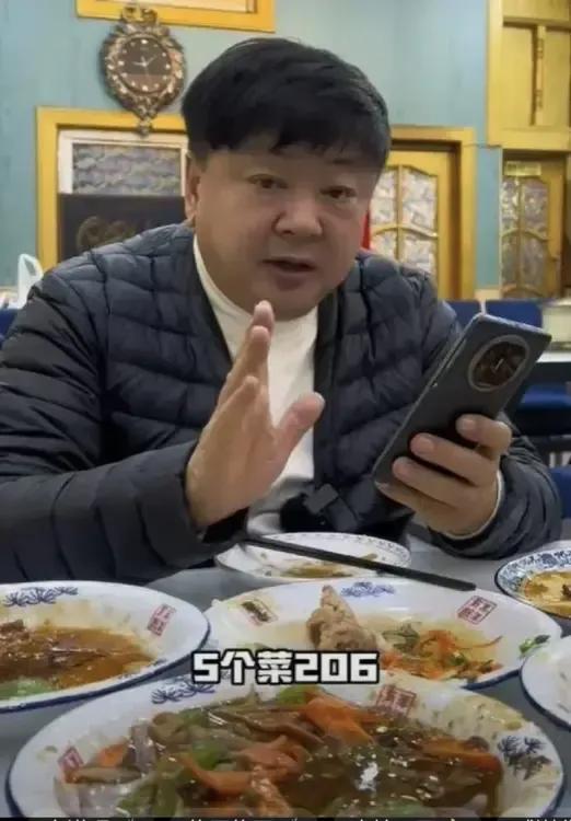 感动：洪剑涛拍戏间歇赶来支持英雄的店
敬佩：祖籍山东的北京火锅店老板勇救落水儿童