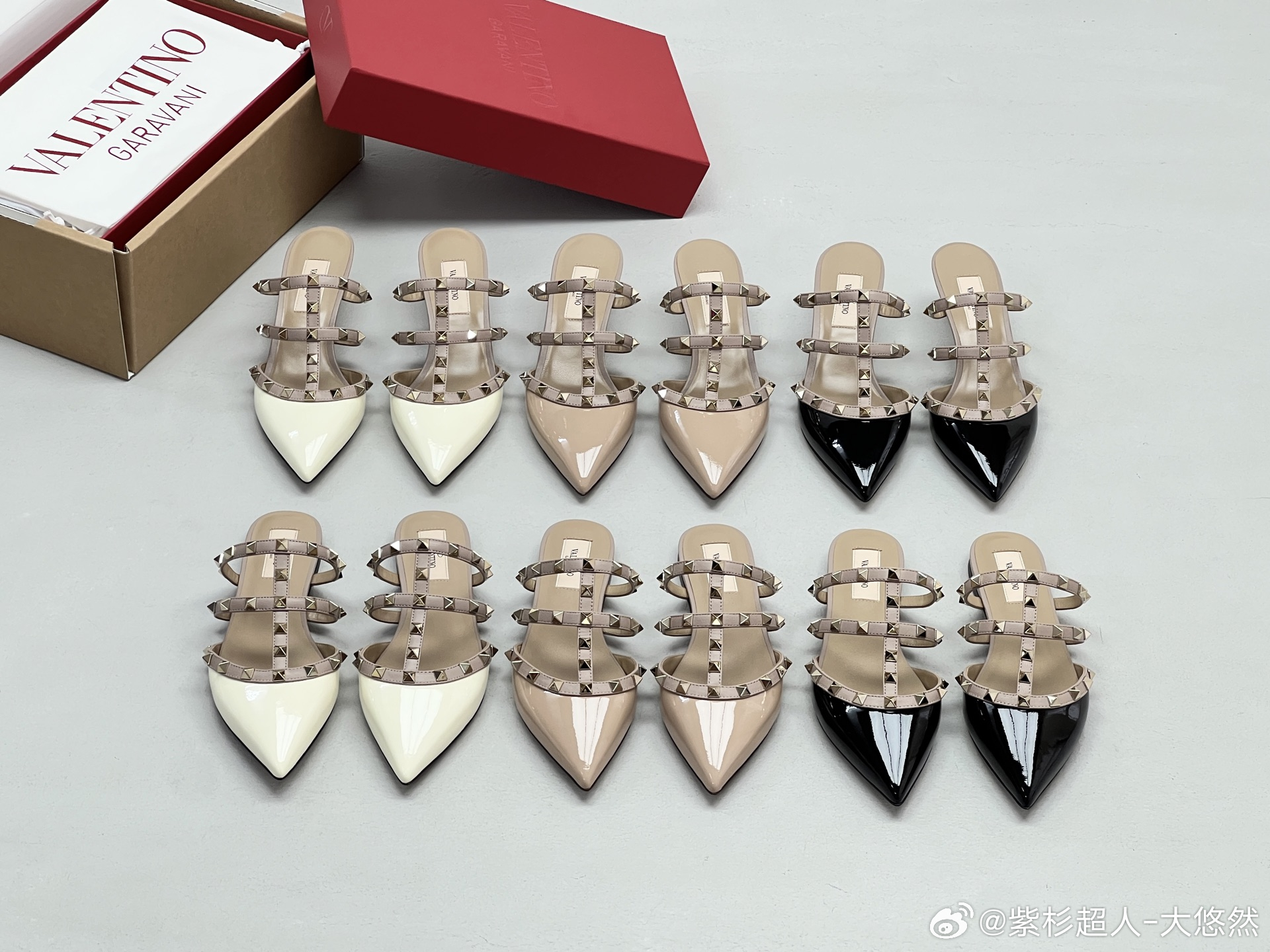 Valentino这双铆钉尖头穆勒鞋，是把品牌标志性铆钉美学与夏日松弛感平衡得恰