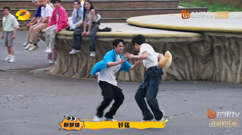 #郭俊辰敖子逸搏斗式追击#真的是要把我给笑发财了呀，这真的有种两个小学生战斗模式
