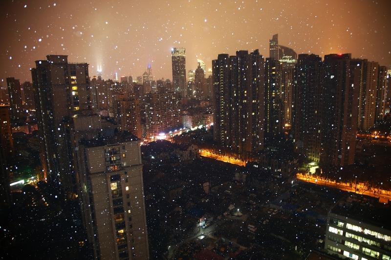 这两天北京人的朋友圈都被“会冒烟的雪”霸屏啦！奥林匹克公园草坪、故宫红墙下，积雪