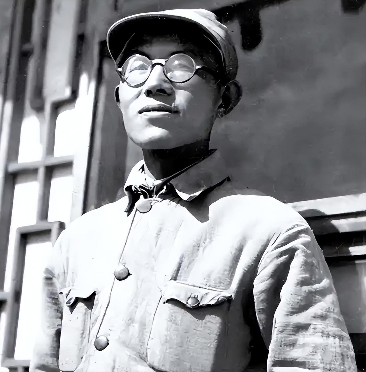 1937年，一名红军干部在西北隐姓埋名，平日里靠给地主写对联艰难求生，却没想到一