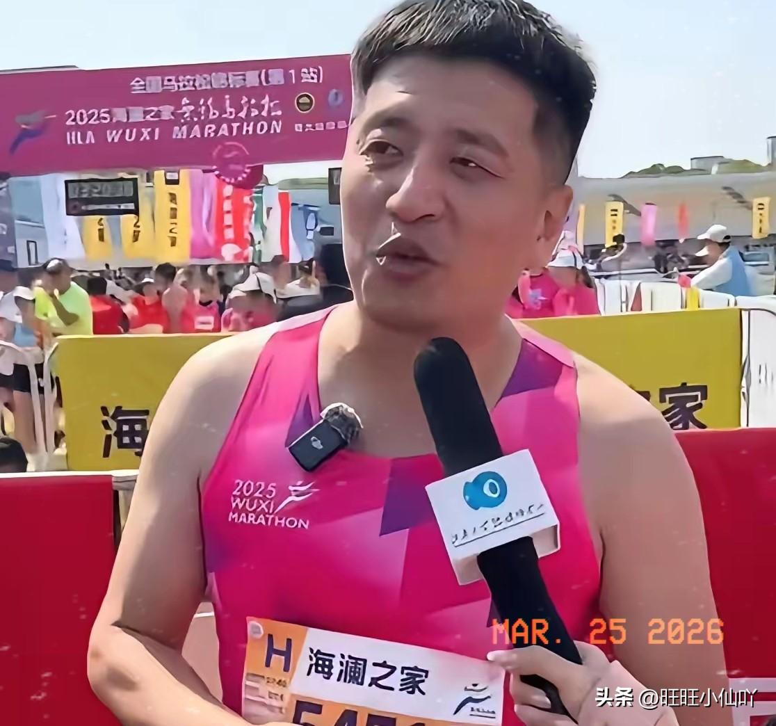 之前看张雪峰直播，弹幕里有人好心提醒：“你嘴唇发紫，是不是心脏出问题了？”

他