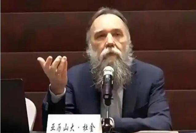 普京智囊做出预言：下一个爆发战争的地方既不是台海，也不是南海。


杜金在媒体上