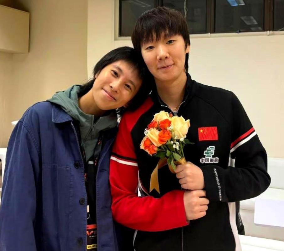 王曼昱夺冠后，拥抱的第一个人不是教练。她拨开人群，径直冲向看台，紧紧抱住那个已经