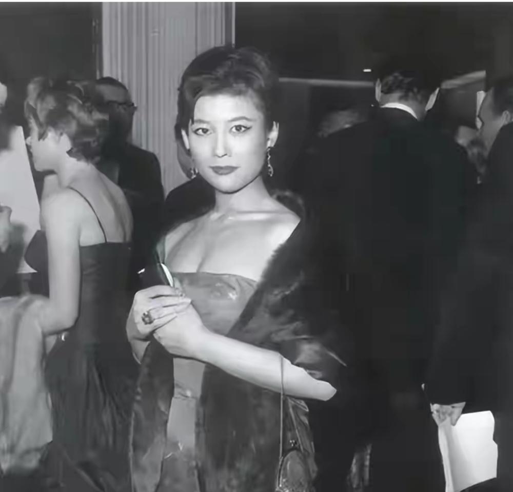 她是上海首席名媛，和戏子私奔生下6个孩子，如今个个都家喻户晓。

那个年代的上海