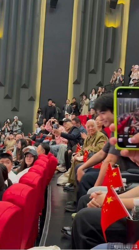 小酒窝看志愿军眼睛哭红了小酒窝看《志愿军》，眼睛都哭红啦，这也太投入。人美心又善
