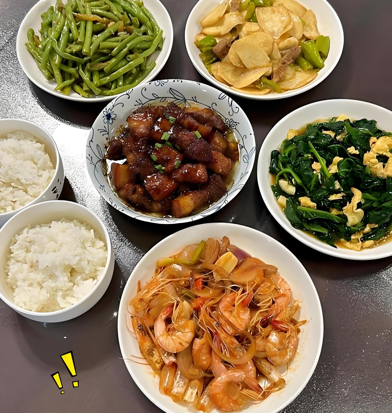 夹在老妈和老婆中间，这顿饭吃得我左右为难，实在不知道该怎么调解！
昨天我妈过来家