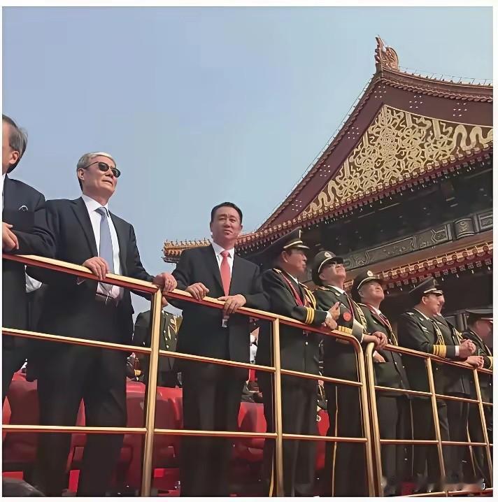 当初又是些什么人让他站在这里的呢
许家印