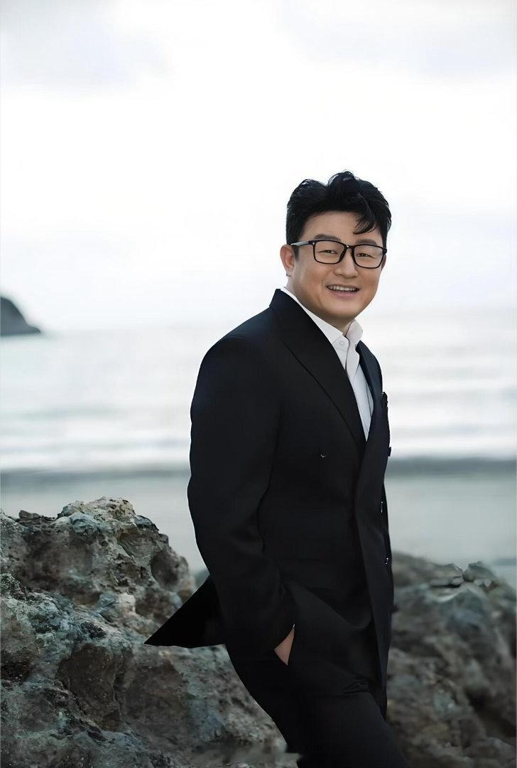 流水的校园剧铁打的教导主任天才女友横跨好多部校园作品，辗转一所又一所中学任职。观