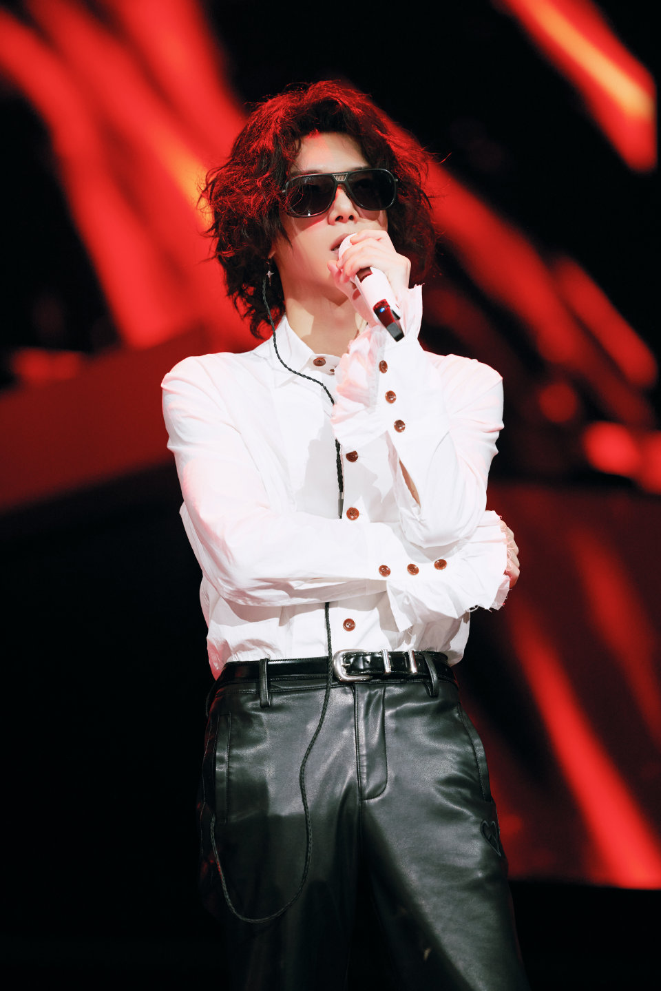 华晨宇说团队开始找新场地了华晨宇称今年一定会开火星演唱会说好了啊，今年我们一定要