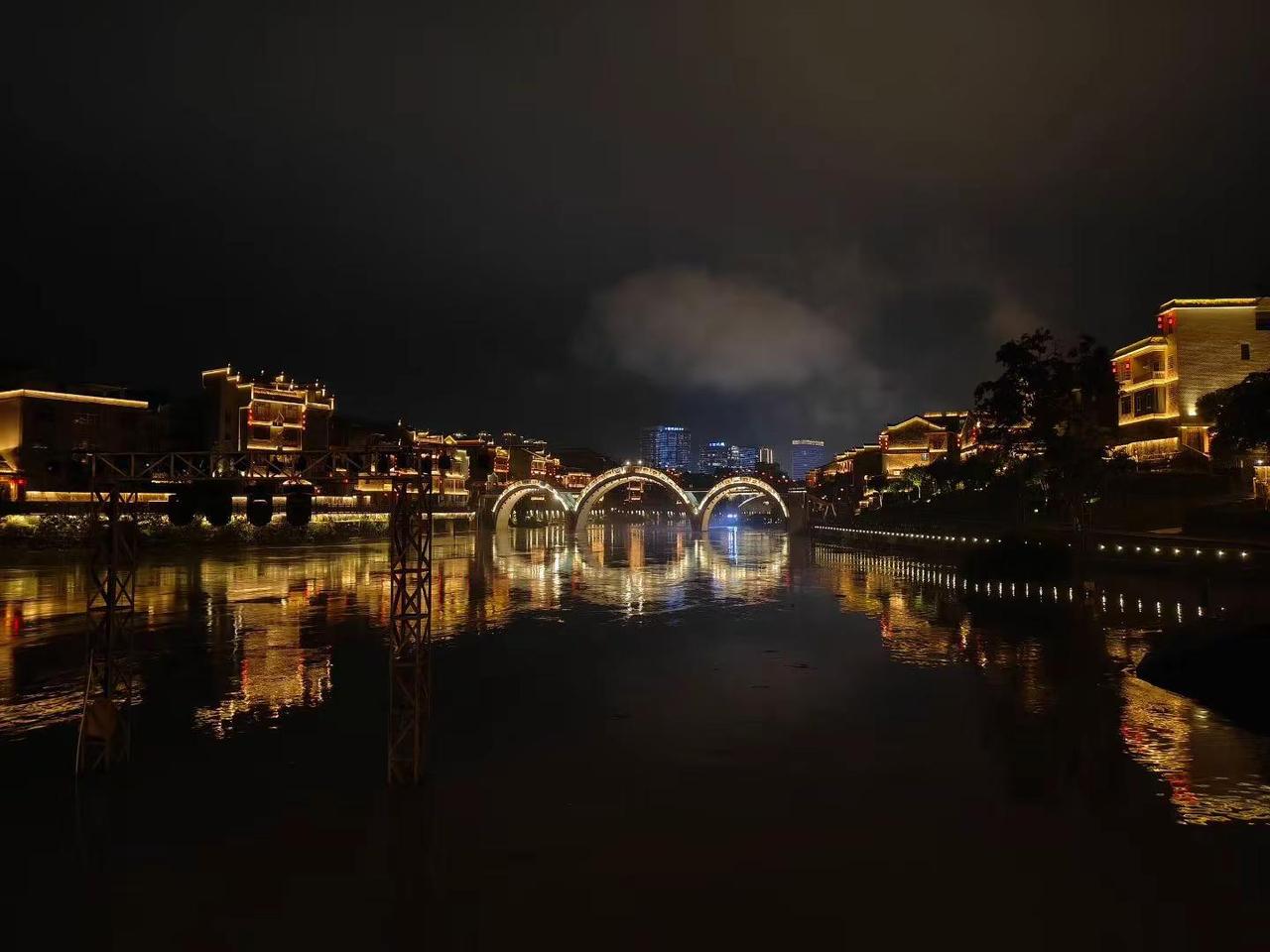 雨过天晴。记录下这美不胜收的夜景 凤凰古城江边夜景 主要是想听这首经典的钢琴曲。