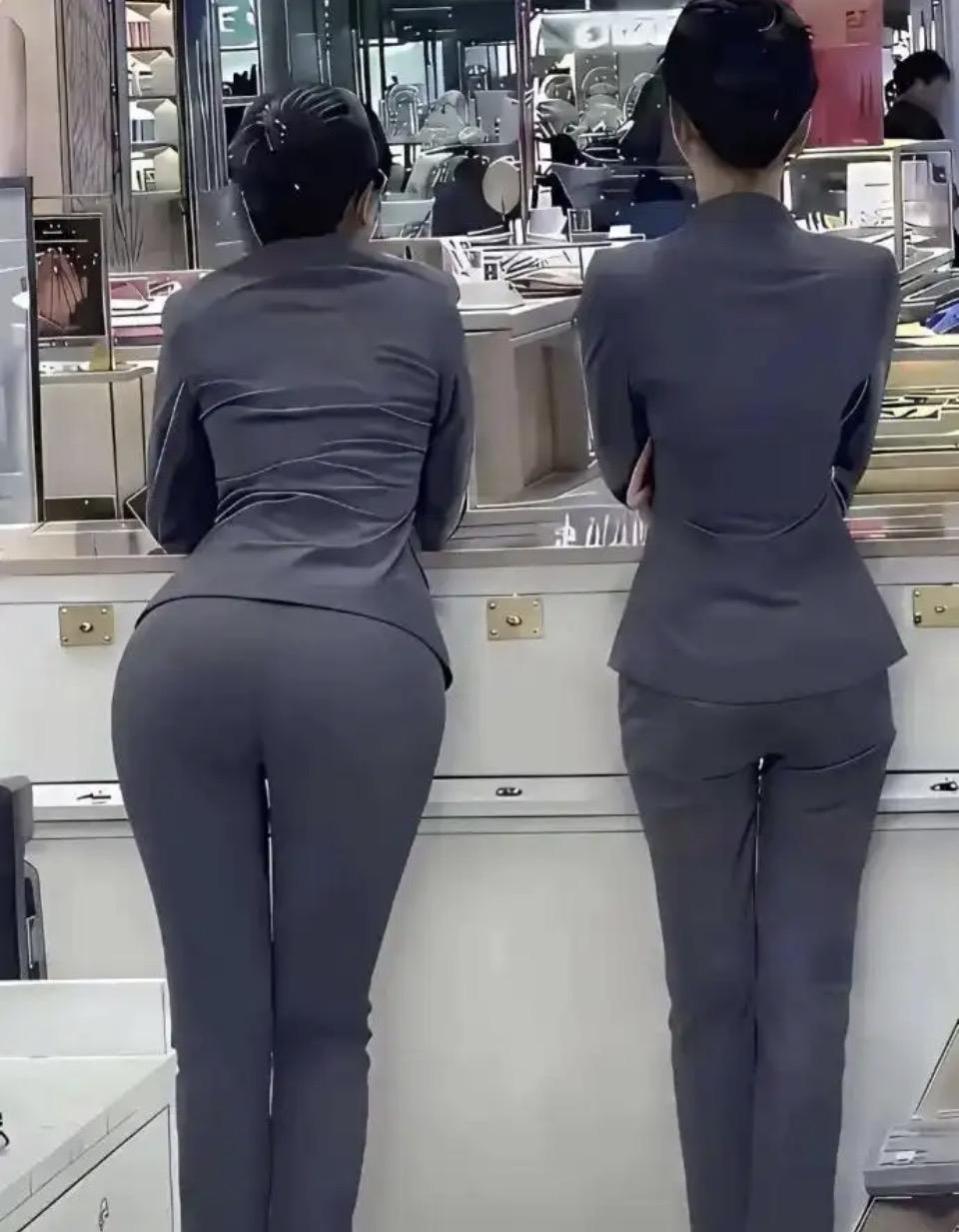 电梯上的身影，是都市的节奏；柜台前的背影，是服务的专注。不同的场景，同样的专业与