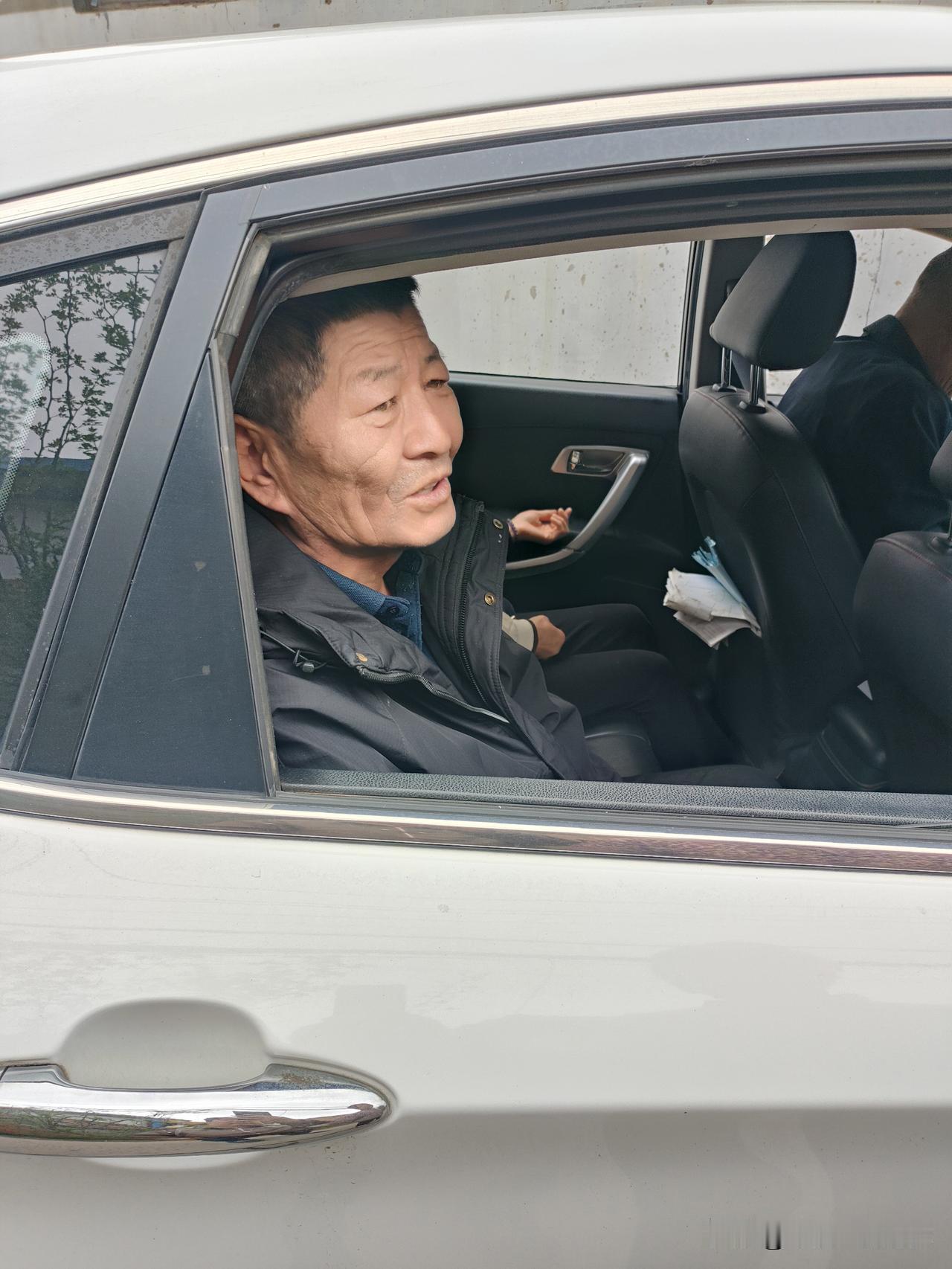在我大堂兄病故前的一周，他来我家看望我年迈的父母，我忽然想给他拍张照。
其实我看