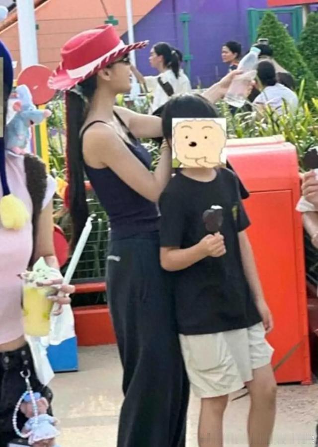 Angelababy带娃现身香港迪士尼，素颜吃快餐被偶遇，真实状态引发网友热议 