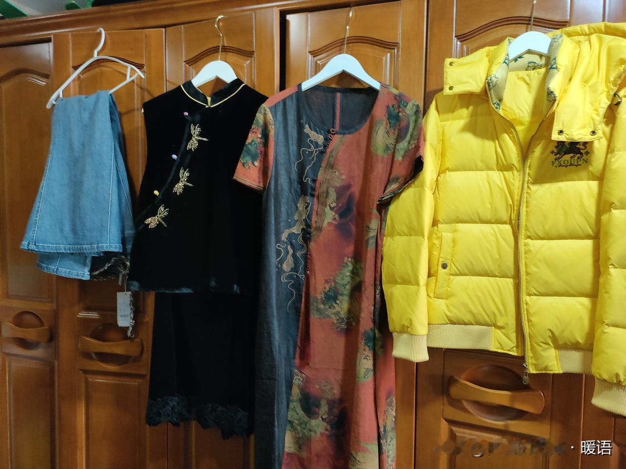 花1000多给自己买衣服，不好意思了

昨天在五爱市场，给自己挑了四件衣服，花了