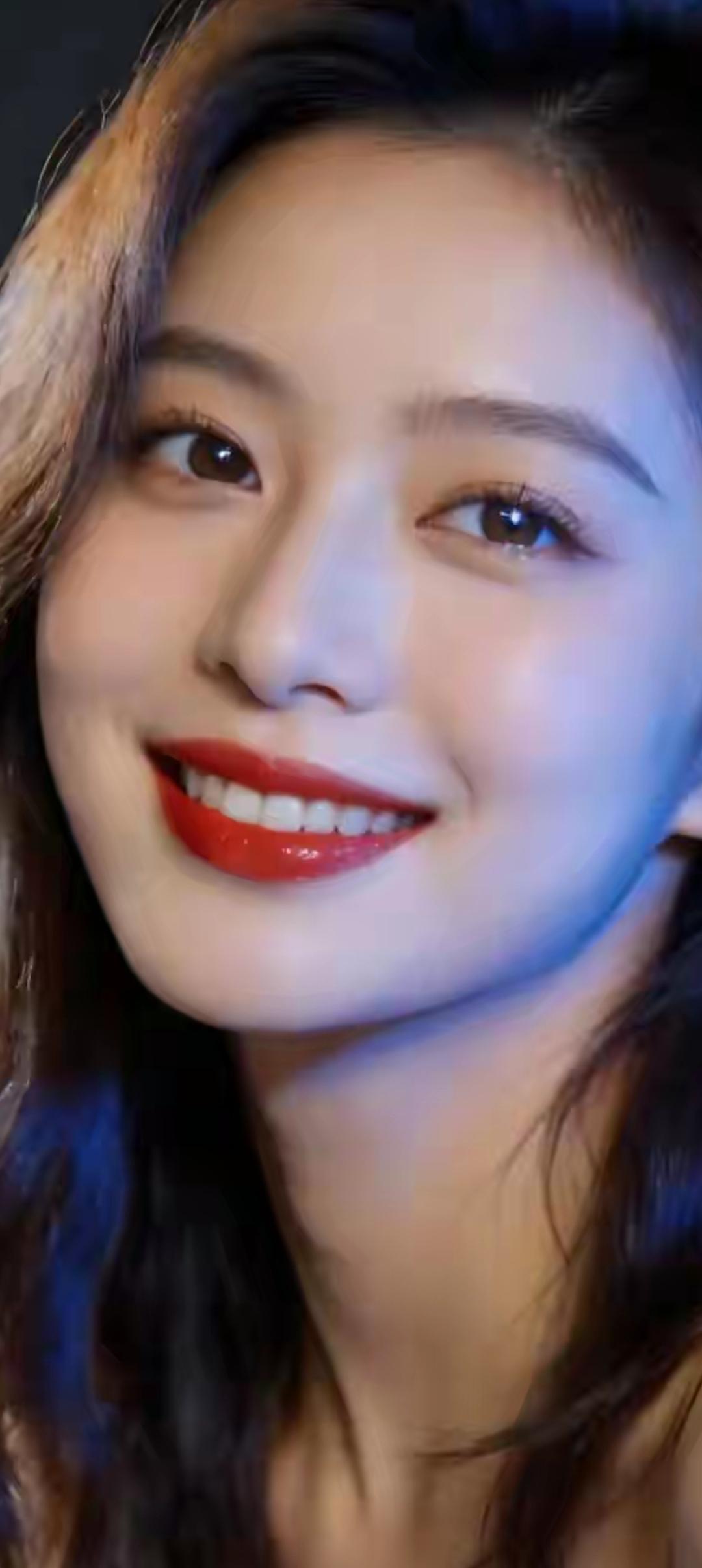 甜美笑容，红唇诱惑，元气满满的一天！😊✨