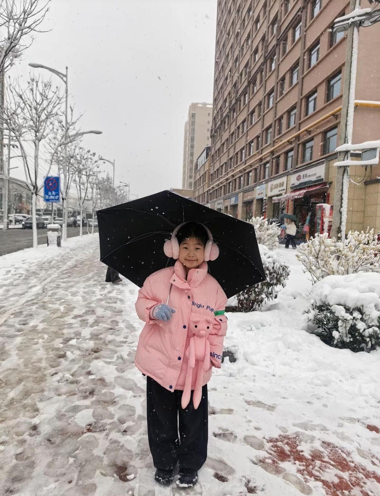 今天的雪真大，比窦娥冤死那天的雪还要大。下雪了