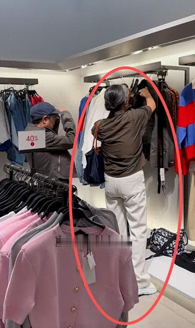 郭晶晶妈妈香港被拍！不化妆不染发逛Zara，曾拒绝霍家丰厚彩礼