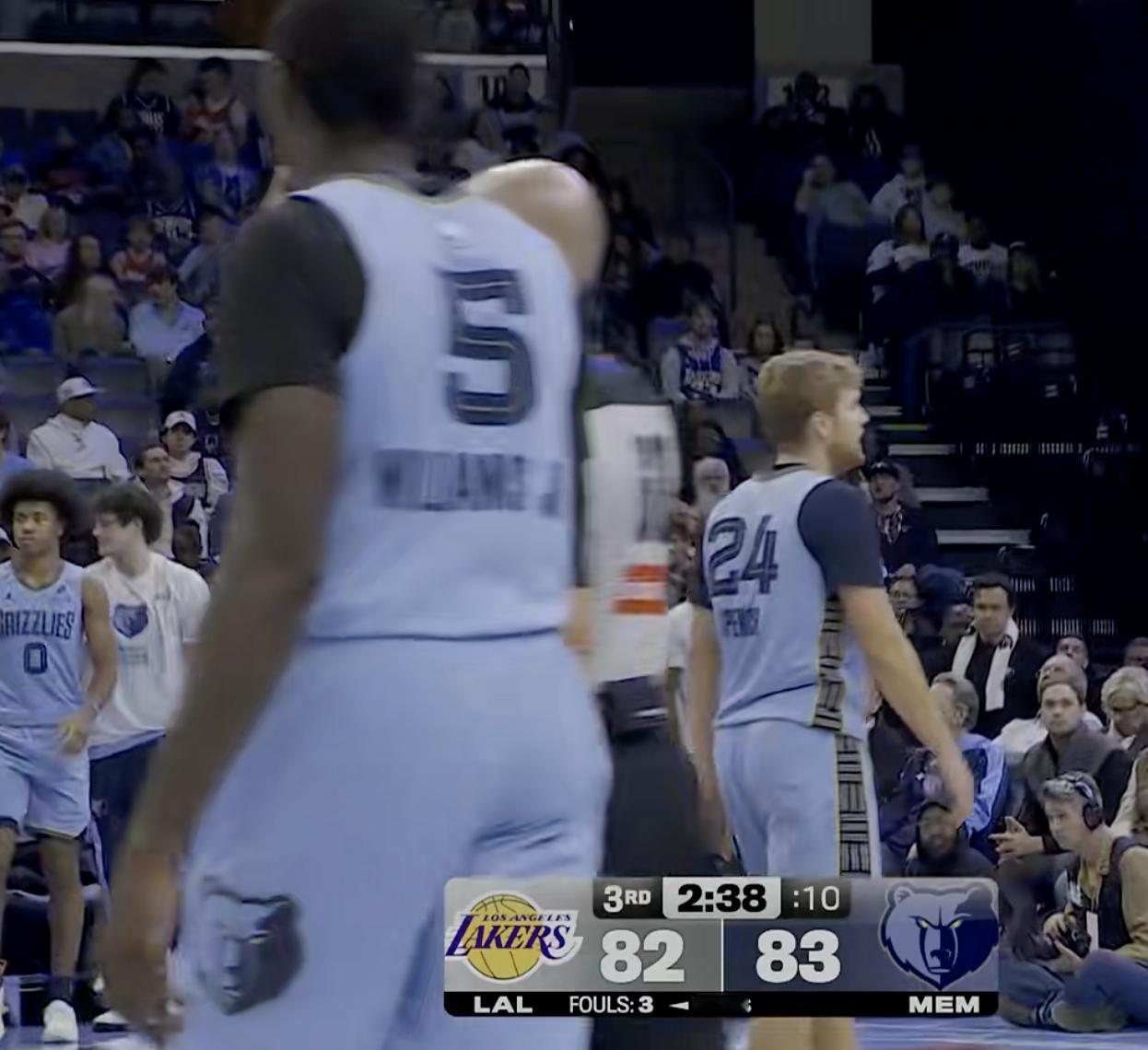 暂停！湖人82-83落后 ​​​​湖人单节目前27-14领先 ​​​