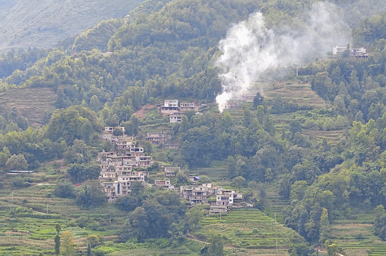 6名退休老师自驾游贵州，
突遇山间暴雨，
无奈去陌生农户家躲雨，
本以为只是暂避