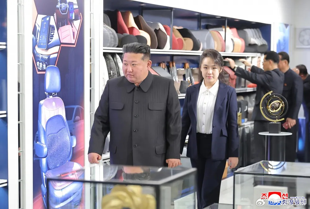 金正恩携女儿视察即将开业的商店，撸猫逗狗。 
