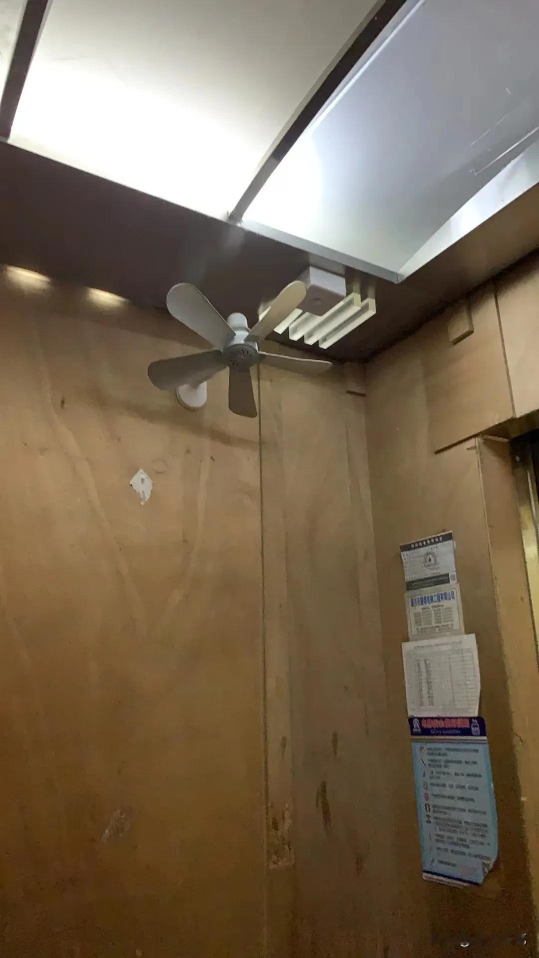 “今天怎么这个电梯这么闷热呢？”
阿姨一走进电梯就说了这么一句，然后抬头看了看电