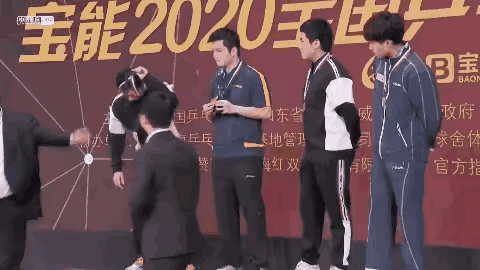 这场比赛本来时马龙领先，结果被樊振东翻盘，那时候八一刚解散，樊振东还是以个人名义