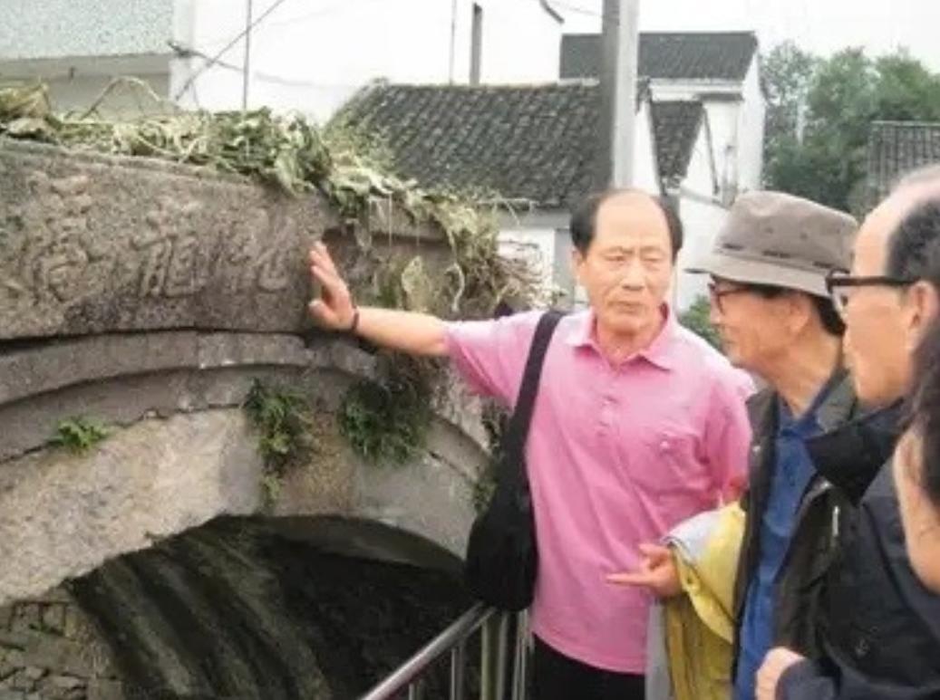 一群韩国老人跪在浙江湖州的古桥边嚎啕大哭，只因桥名和族谱上记载的一模一样，化龙、