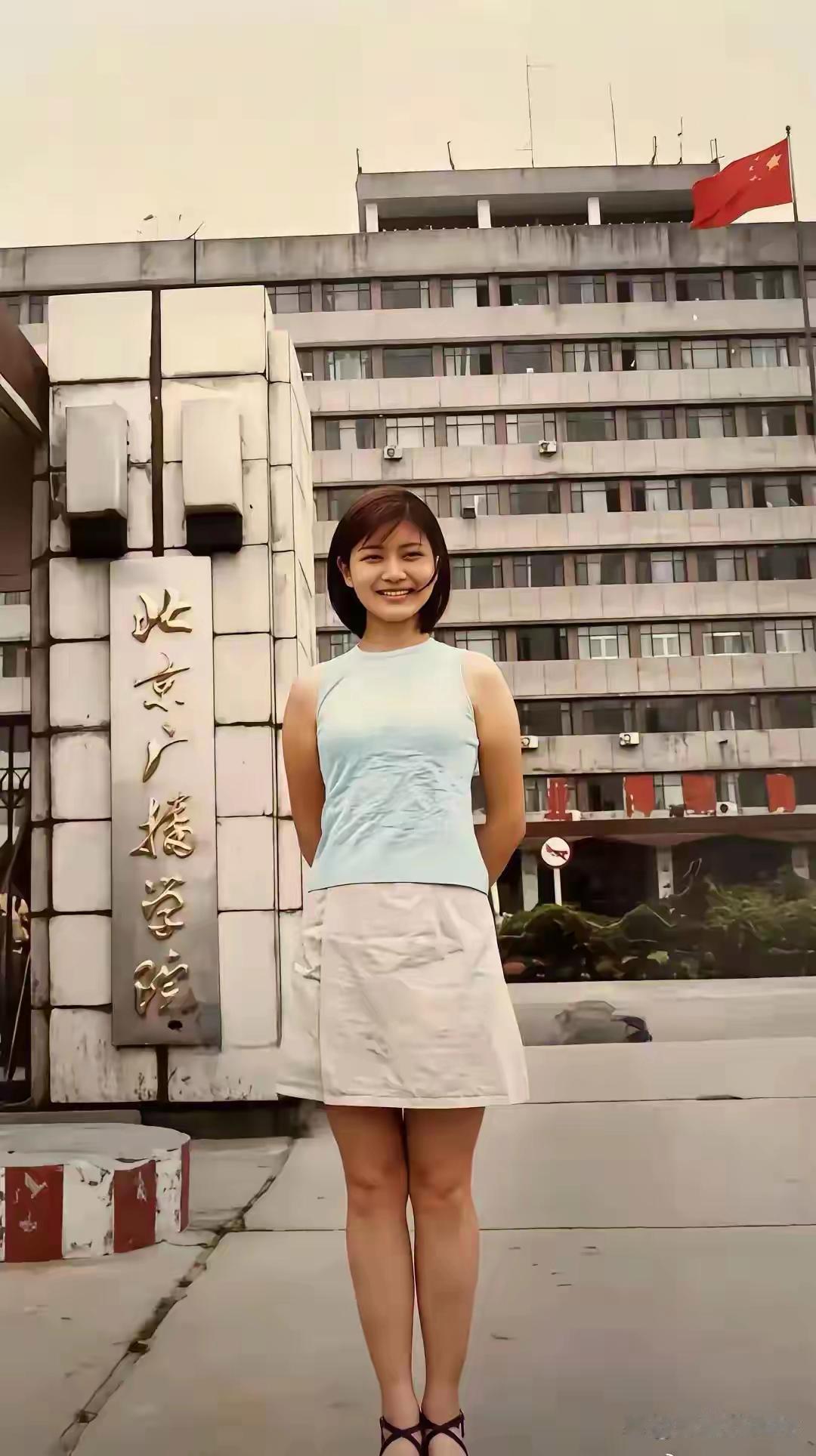 校园青涩旧照，模样干净温婉，你能认出这是哪位明星吗？
岁月流转，气质和当年早已大
