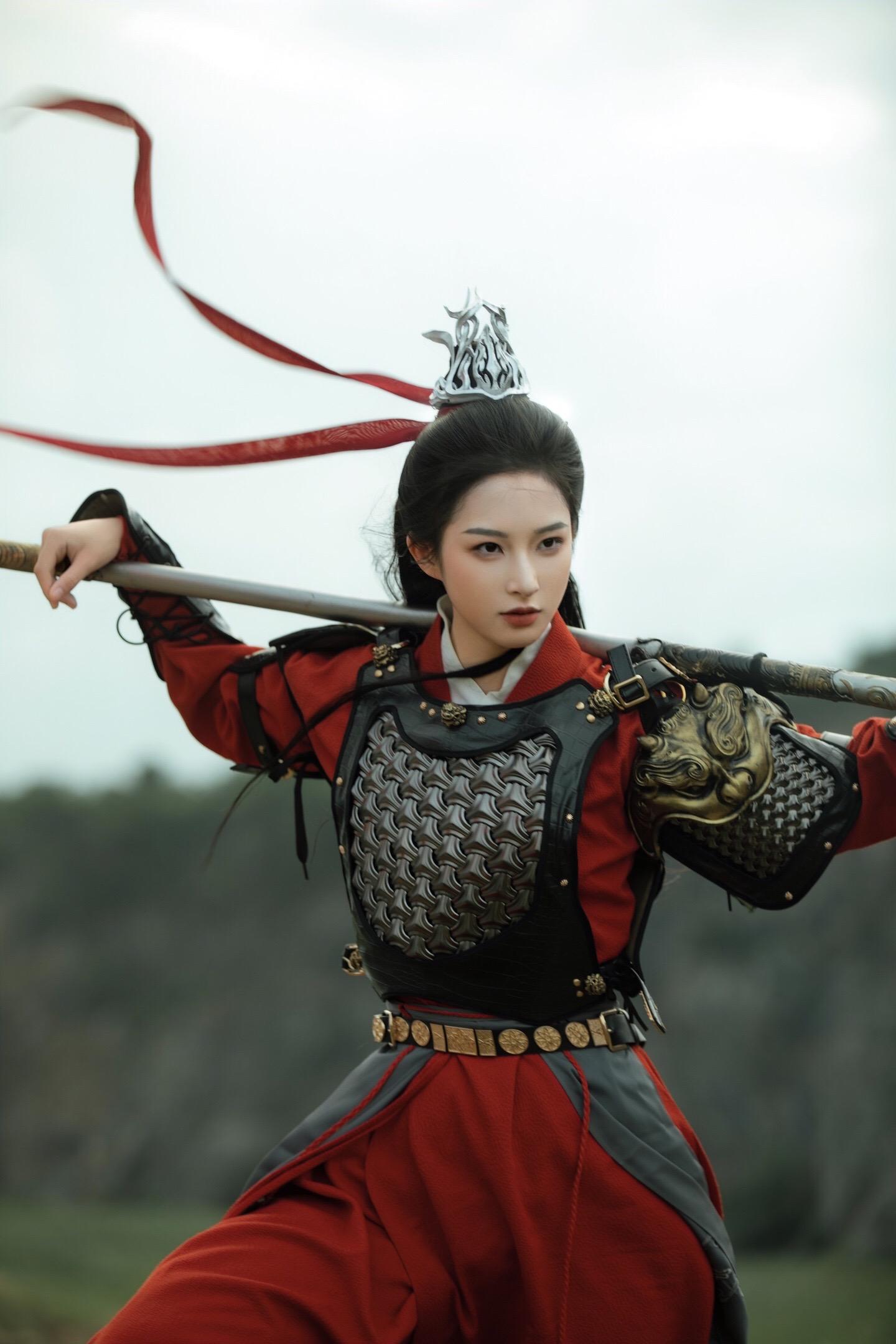 我可对镜贴花黄  亦可铁甲披寒光。