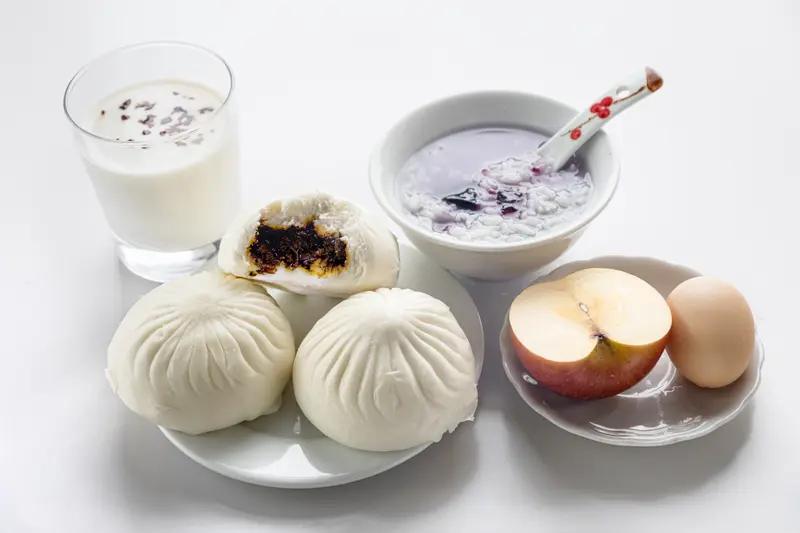 我家早餐有时在家做，有时出去吃。在家做早餐，图的就是那份踏实。看着蒸锅冒热气，孩