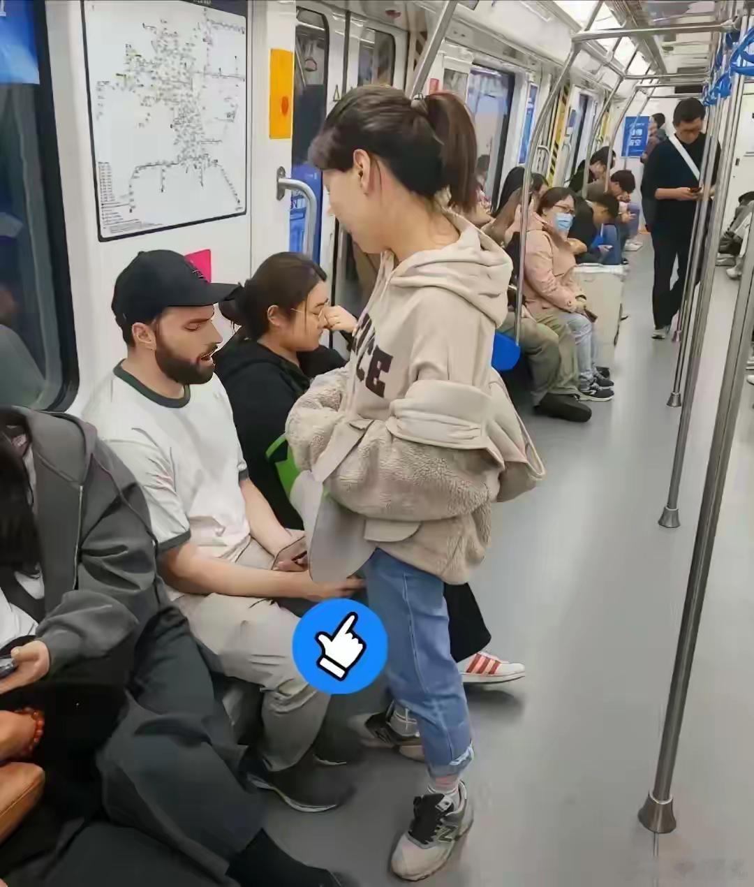 姑娘人真好，让座给同行的老外，自己站着！ 