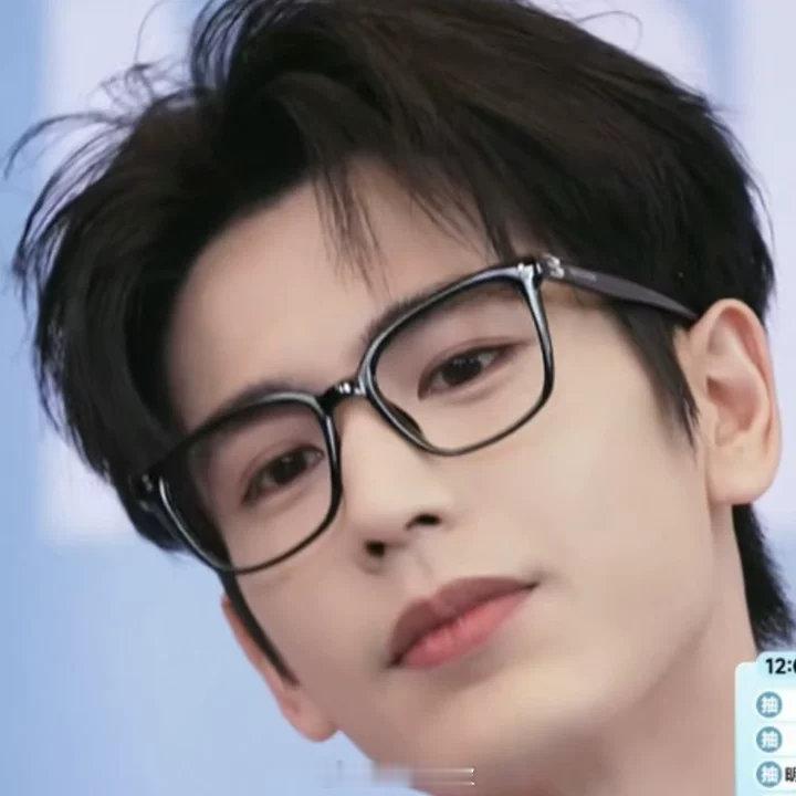 张凌赫在镜框上签名张凌赫在镜框上签名了！孩子你要不要这么会啊！张凌赫把名字签在镜