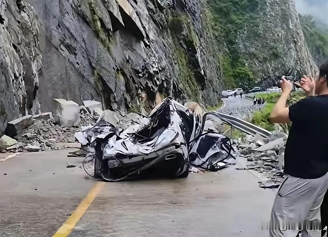 巨石砸中车辆顶部致3死1伤，雨季的川西山路十分危险，国道G248这段路将进行夜间